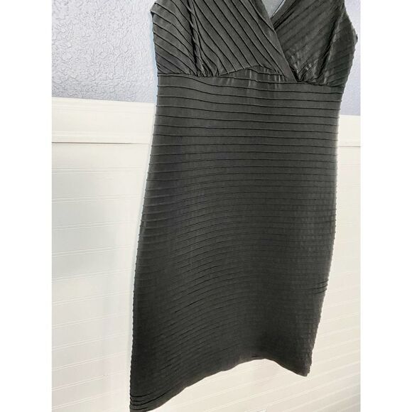 Tana B Black Sheath V- Neck Sleeveless Dress - Picture 4 of 5